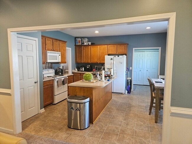 Building Photo - Beautiful unfurnished 4 bedroom, 2.5 bath ...
