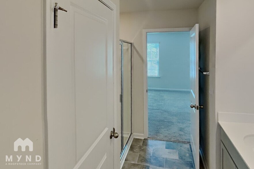 Building Photo - 2140 Redstone Dr