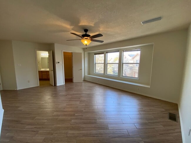 Building Photo - 3 bed 2.5 bath