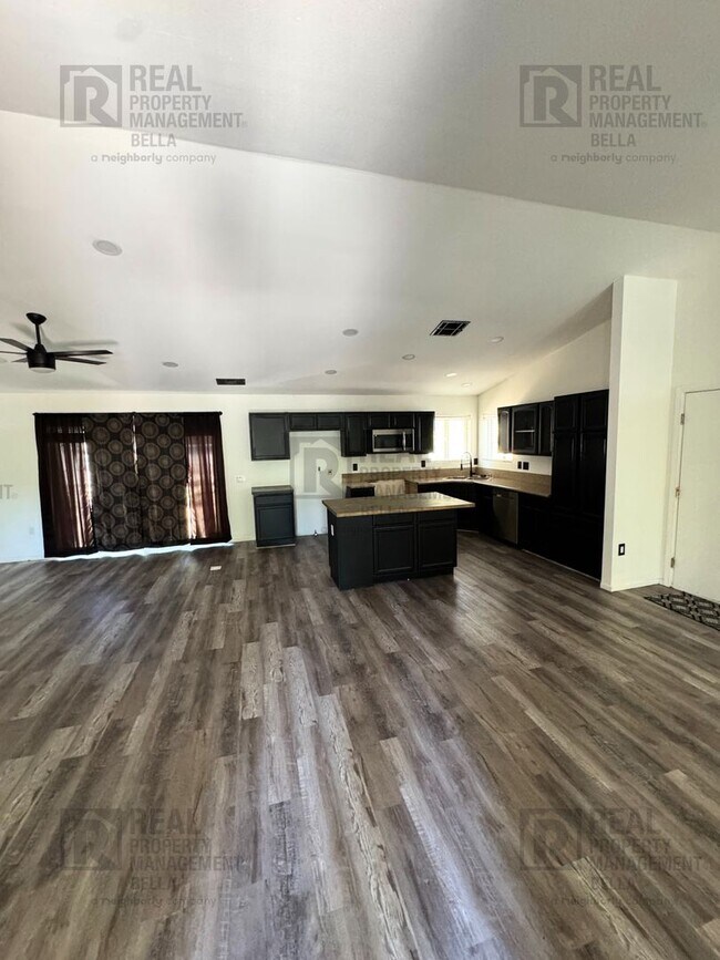Building Photo - Spacious 2-Bedroom Home on Expansive Lot i...