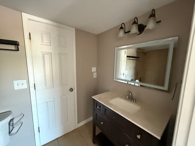 Building Photo - 3946-3950 Walnut St