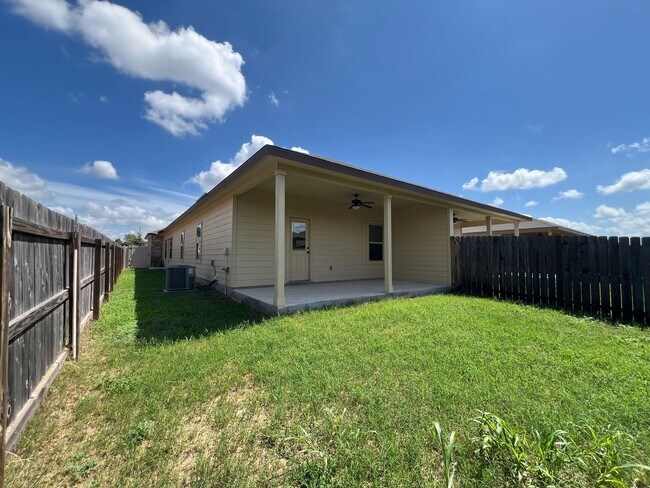 Building Photo - Luxury 3/2 Duplex in Seguin, Texas