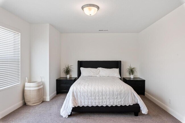Building Photo - Desert Color Townhome 4-Bedrooms!