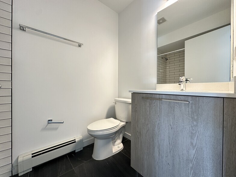 Building Photo - 7621 N Sheridan Rd