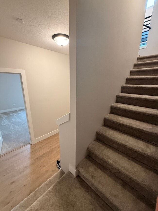 Building Photo - Goregous 3 Bedroom with Loft and Bonus Room! High Ceilings! Pantry! Keyless Entry! Double Oven & ...