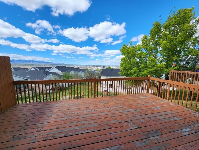 Building Photo - Stunning 3 bdrm 1.5 bath townhome! Wine & Dine on your enormous deck featuring city views!