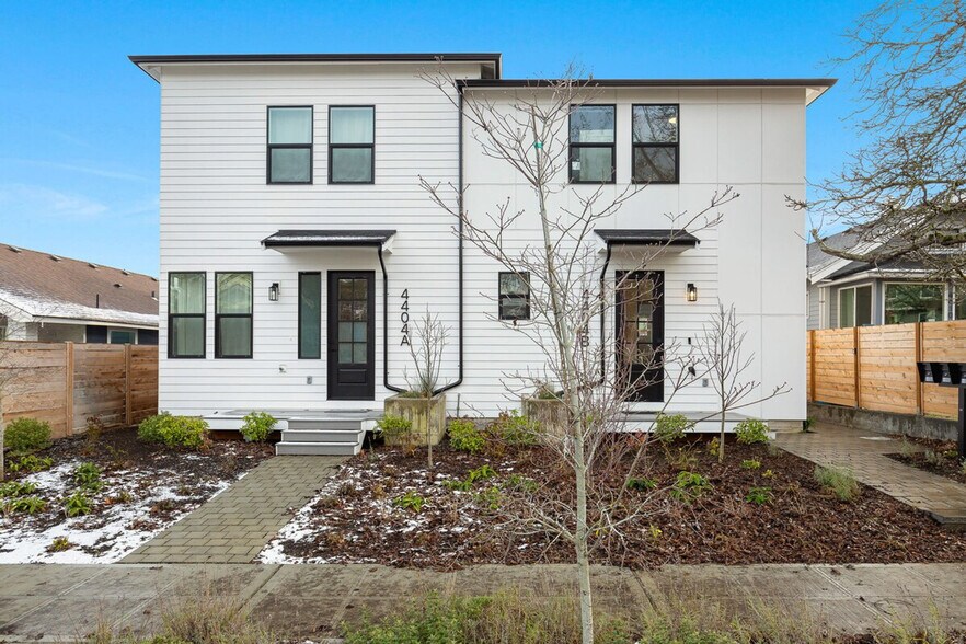 Building Photo - 4404B 37th Ave SW