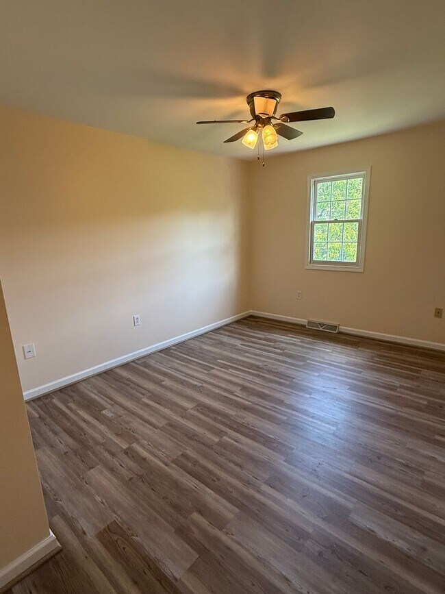 Building Photo - 403 Cindy Dr