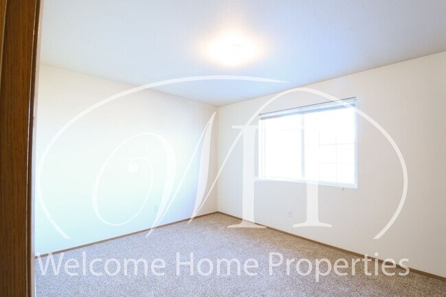Building Photo - Fresh Clean Apartment Close to WWU