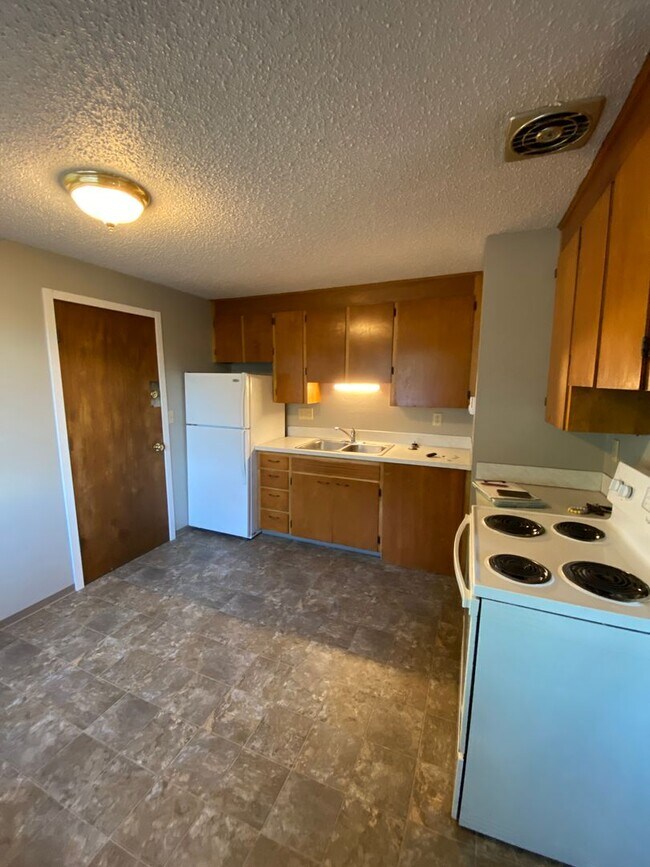 Building Photo - YAK017