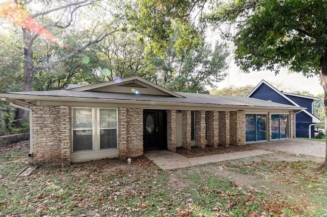 Building Photo - 1707 Deerfield Dr