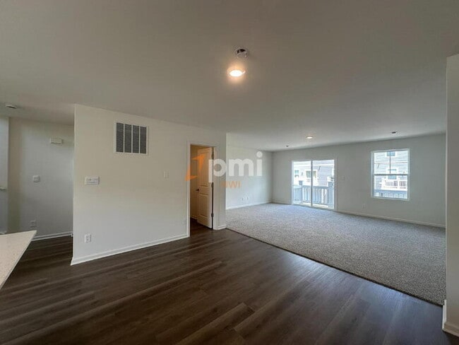 Building Photo - 8750 Clover Ln