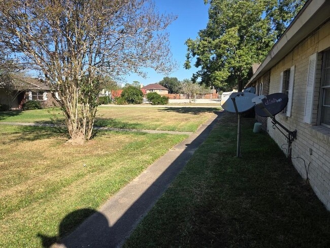 Primary Photo - 2000 Bahama Dr