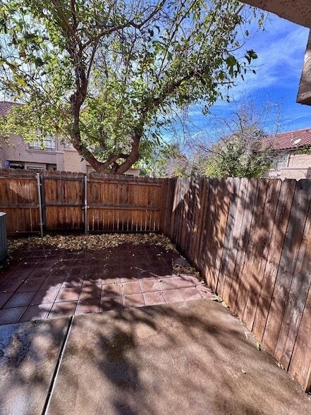 Building Photo - 4901 E Kelton Ln
