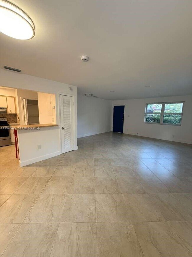 Building Photo - 325 NE 131st St