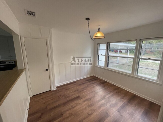 Building Photo - Newly updated 3 Bedroom 2 Bath located in ...