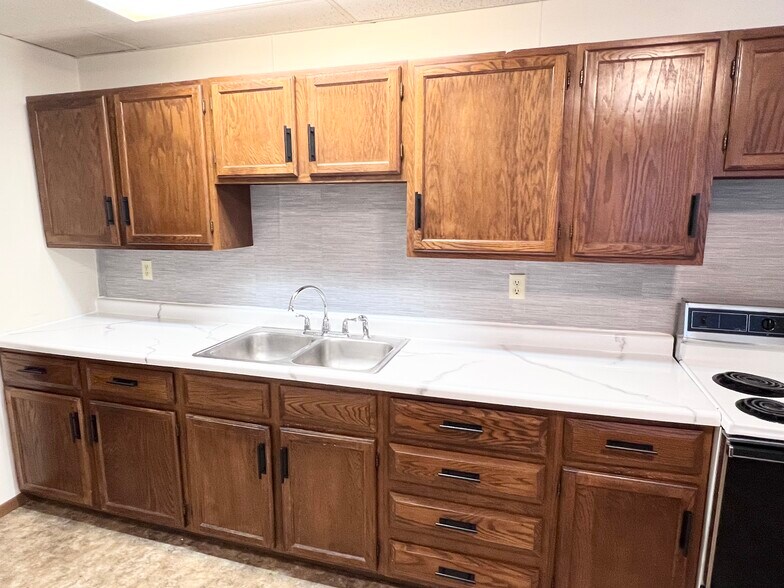 Building Photo - 609 N Pokegama Ave