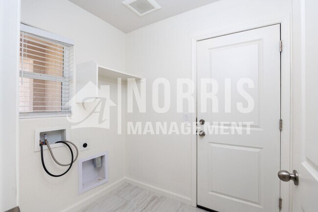 Building Photo - Newer Home in Eloy