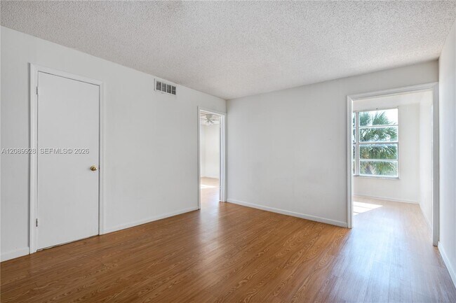 Building Photo - 9949 Sandalfoot Blvd