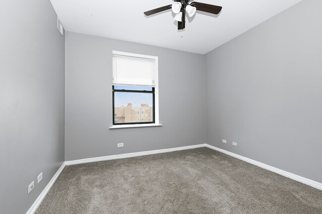 Building Photo - Spacious 2 Bedroom in South Shore!