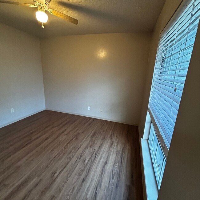 Building Photo - 7204 Creekside Dr