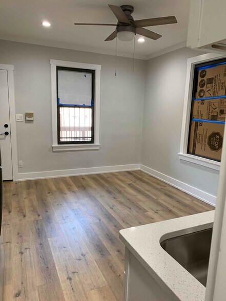 Building Photo - 3729 N Kenmore Ave