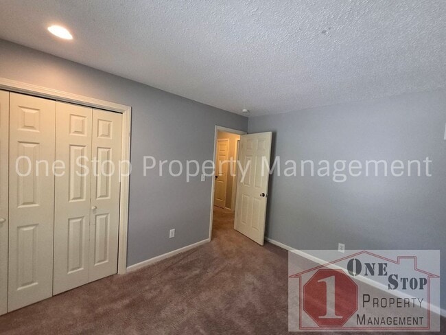 Building Photo - 4 Bedroom, 2.5 Bathroom Home in North Kansas City, Missouri