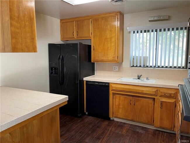 Building Photo - 1553 Albret St