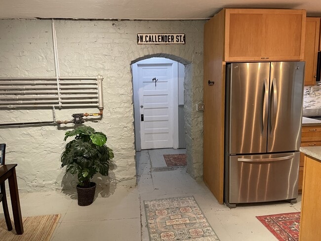 Building Photo - 418 W Callender St