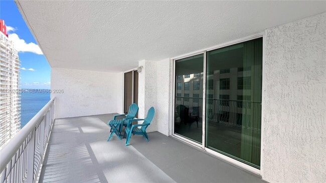 Building Photo - 1200 Brickell Bay Dr