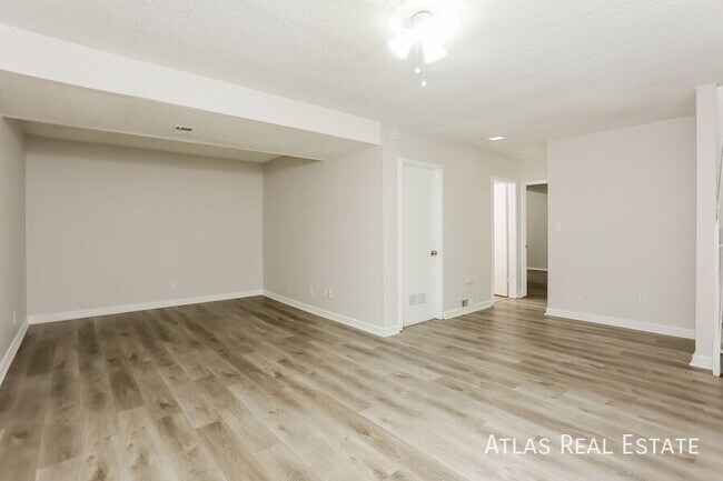 Building Photo - 3571 S Lewiston Way