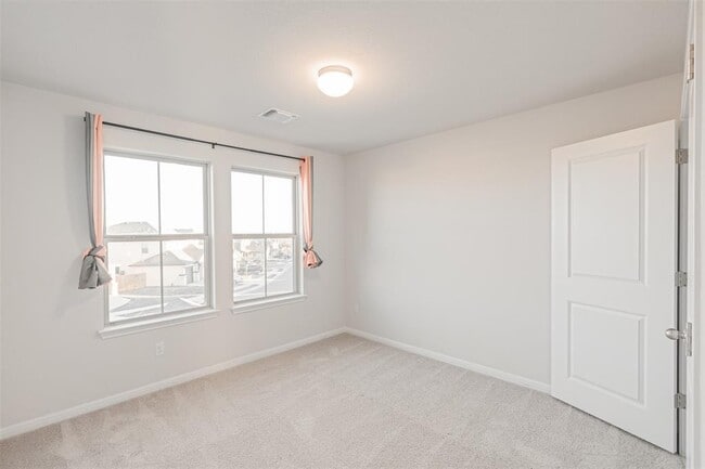 Building Photo - 204 Greenway Dr