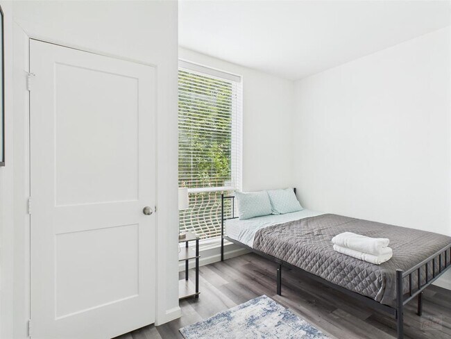 Building Photo - 911 W 22nd St