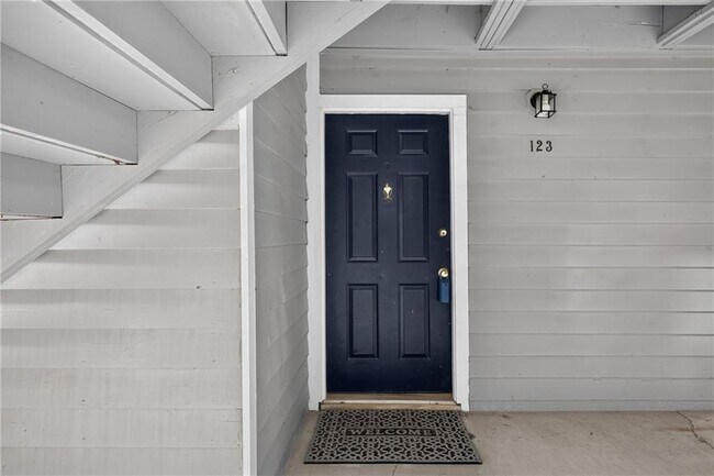 Building Photo - 123 Warm Springs Cir