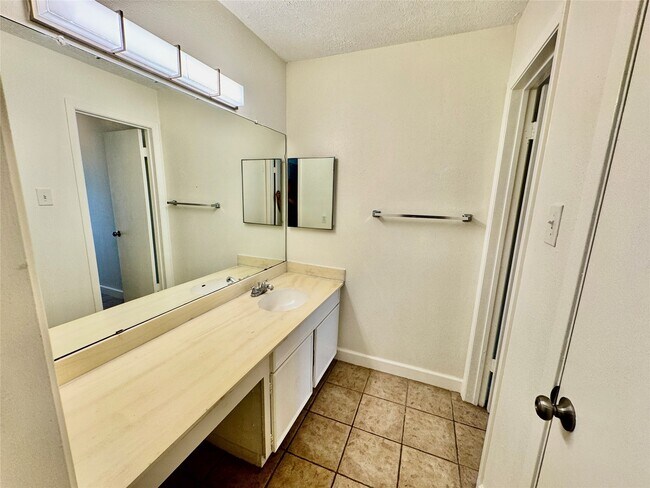 Building Photo - 10555 Turtlewood Ct