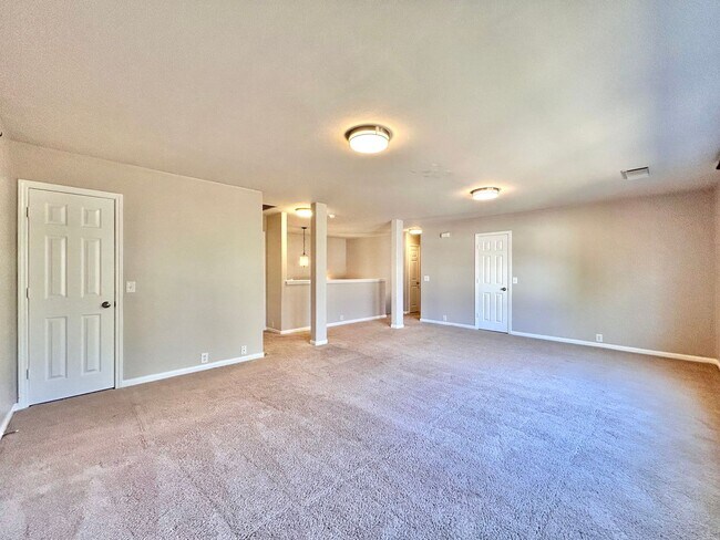 Building Photo - Beautiful 4-Bed Home with Open Floorplan, ...