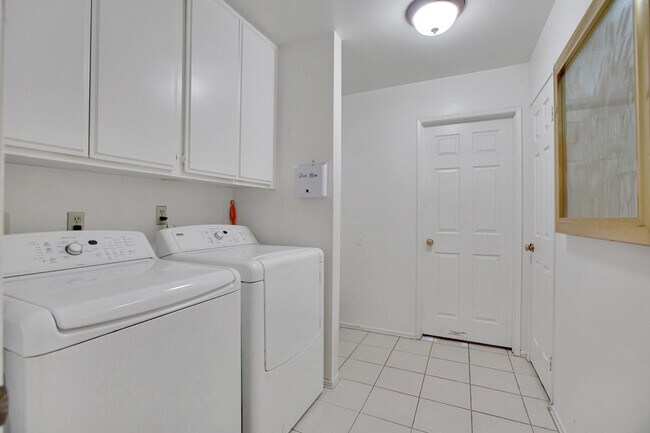 Building Photo - 39458 Chantilly Ln