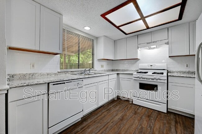 Building Photo - 1612 Broadmoor Dr