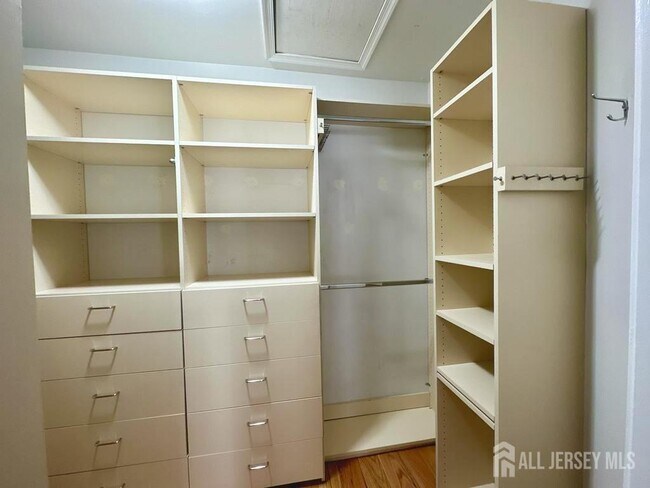 Building Photo - 1304 Dahlia Cir