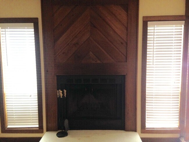 Building Photo - 322 Rock Knoll Dr