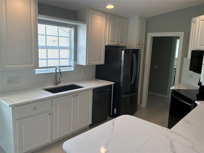 Building Photo - 5796 Ivrea Dr