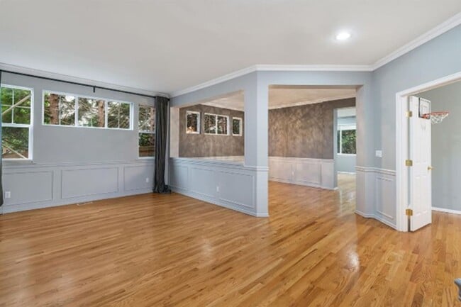 Building Photo - A Beautiful Picture Perfect Home with 4 Be...