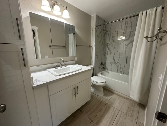 Building Photo - Newly Renovated 1 Bed / 1 Bath Condo for R...