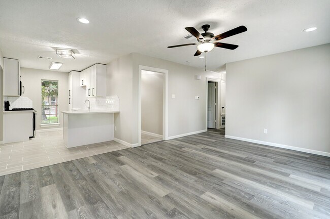 Building Photo - 4411 Oak Shadows Dr