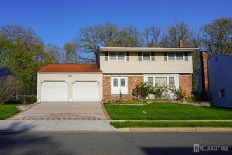 Building Photo - 32 Eileen Way