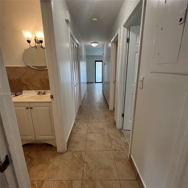 Building Photo - 3156 SW 16th St