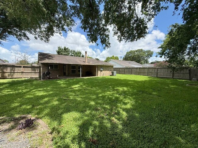 Building Photo - 646 Fair Oak Dr