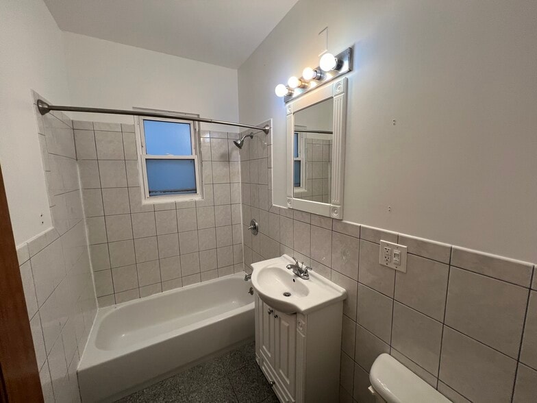 Building Photo - 2028 N Hamlin Ave