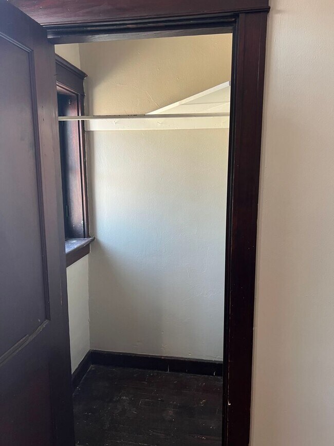 Building Photo - Charming 2nd Floor, 1 bd with new bath. Be...