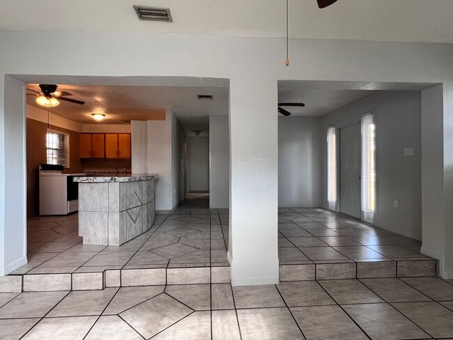 Building Photo - Charming 3 bed 1 bath Single Family Home w...